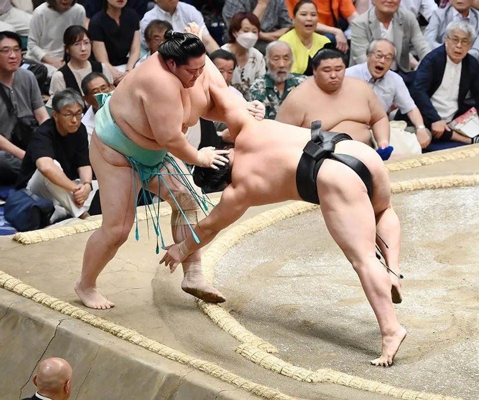 国技 館 座席 表の新設計発表（観客の快適さを追求した最新の配置と利便性）
