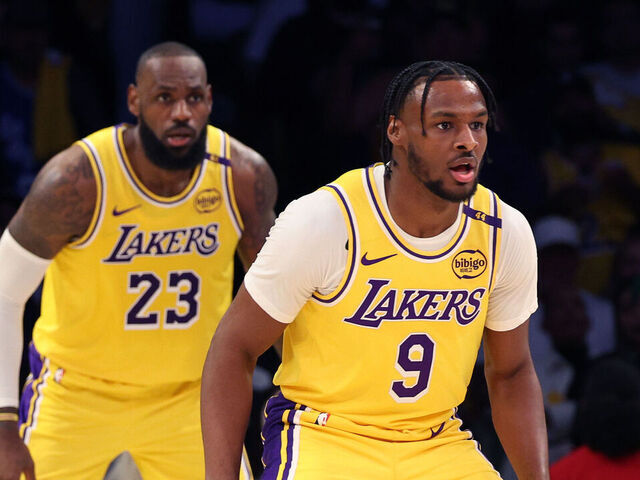レブロンとブロニー、クリーブランドで2度目のNBA試合に出場予定