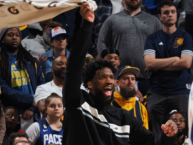 ジョエル・エンビード、76ersがペイサーズに勝利した試合中にサイドラインでタオルを振ったことでテクニカルファウルを受ける