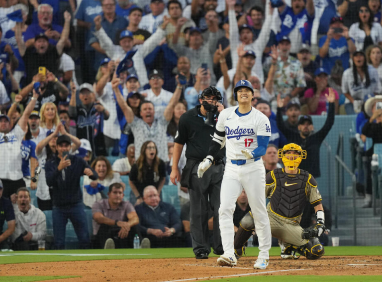 大谷翔平がバット投げで今季3位、ポストシーズン初本塁打の3ランで選出