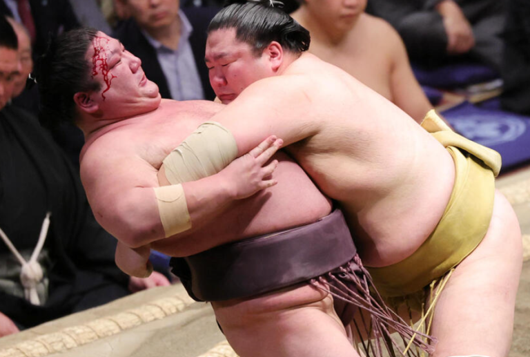 紫雷、2日連続の額からの流血も諦めず闘志を見せる