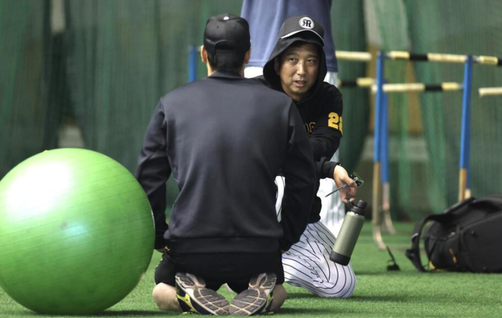 【阪神】藤川球児監督が異例の「正座対談」 佐藤輝明&村上頌樹と朝からじっくり意見交換 【阪神】藤川球児監督が異例の「正座対談」 佐藤輝明&村上頌樹と朝からじっくり意見交換