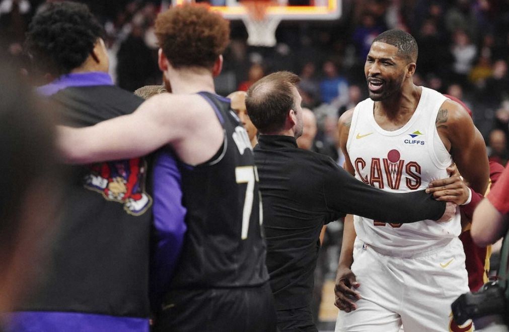 NBA:ラプターズvsキャバリアーズ戦、試合終了間際のダンクで乱闘寸前 NBA:ラプターズvsキャバリアーズ戦、試合終了間際のダンクで乱闘寸前