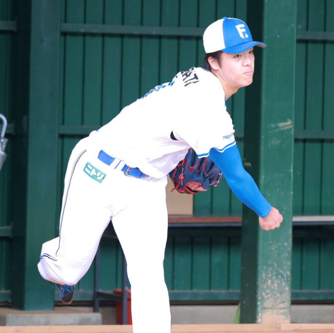 日本ハム柴田獅子、初ブルペン投球を披露 稲葉監督「手元に伸びがある」