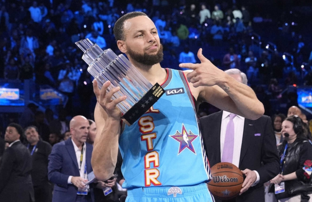 ステフィン・カリー、2度目のオールスターMVP!決勝でハーフコートショットを決めチームを優勝に導く ステフィン・カリー、2度目のオールスターMVP!決勝でハーフコートショットを決めチームを優勝に導く