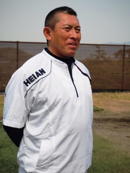 龍谷大平安高野球部監督が暴行問題で退任、甲子園名門校の新たな局面 