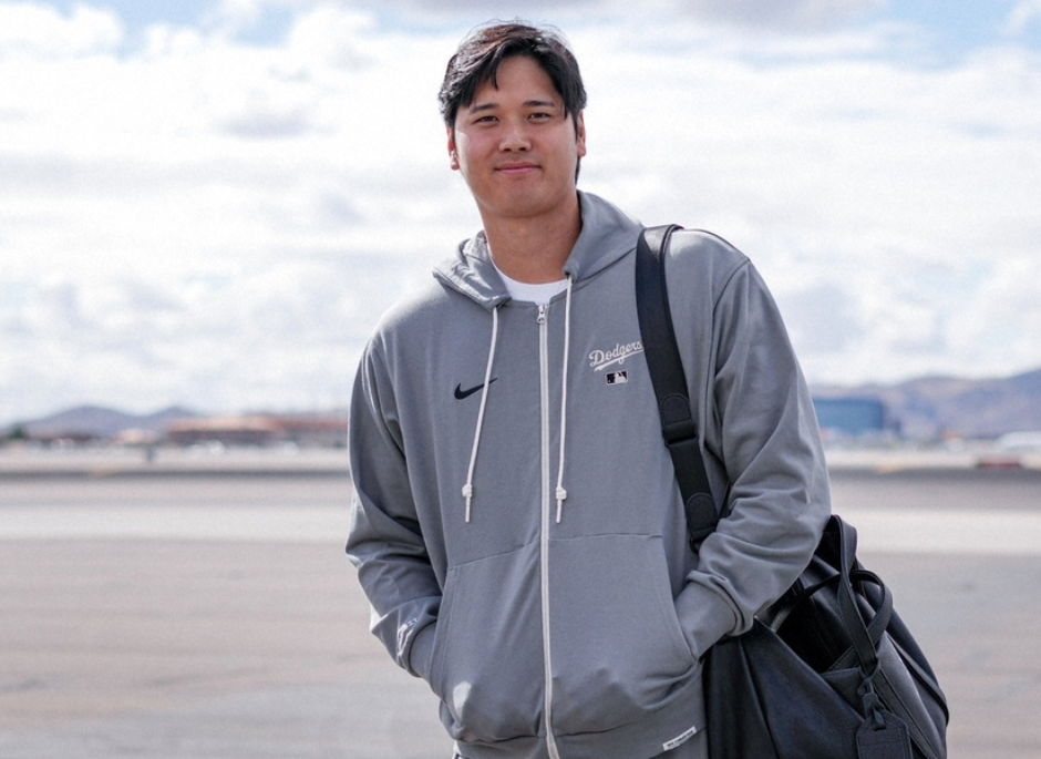 ドジャースが羽田空港に到着!大谷翔平らを迎えるために500人以上のファンが集結 ドジャースが羽田空港に到着!大谷翔平らを迎えるために500人以上のファンが集結