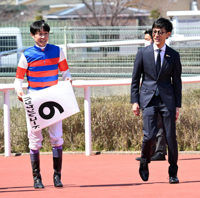 秋山真一郎調教師が初勝利!武豊騎手の手腕でJRA開業後第一号を飾る 秋山真一郎調教師が初勝利!武豊騎手の手腕でJRA開業後第一号を飾る